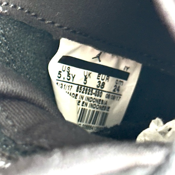 2017 Air Jordans Retro 11 Black Gold Metallic Jordans Womans Size 7 Big Kid 5.5 - Picture 8 of 11